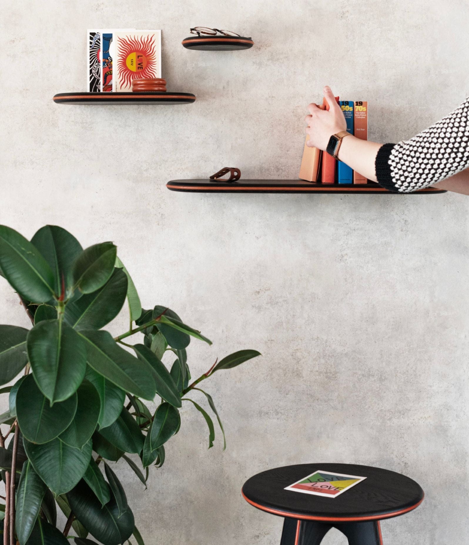 Étagère murale en frêne noir WALY dans un intérieur design