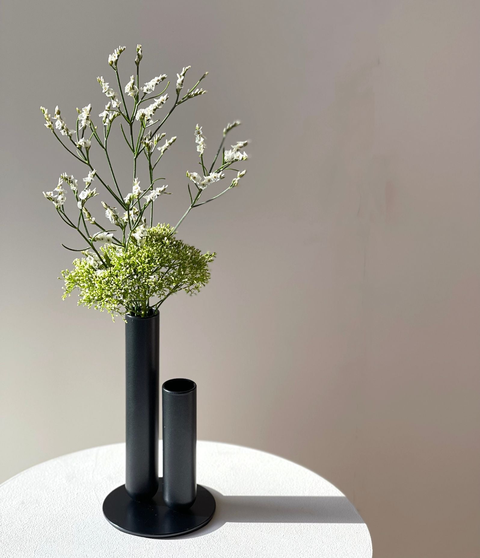 Vases en métal, métal, mise en situation dans un intérieur