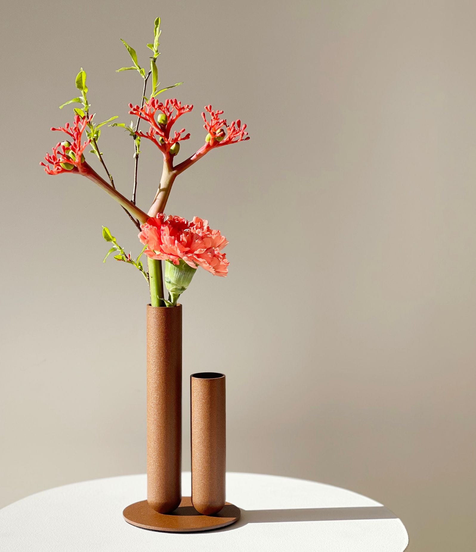 Vases en métal, métal, mise en situation dans un intérieur