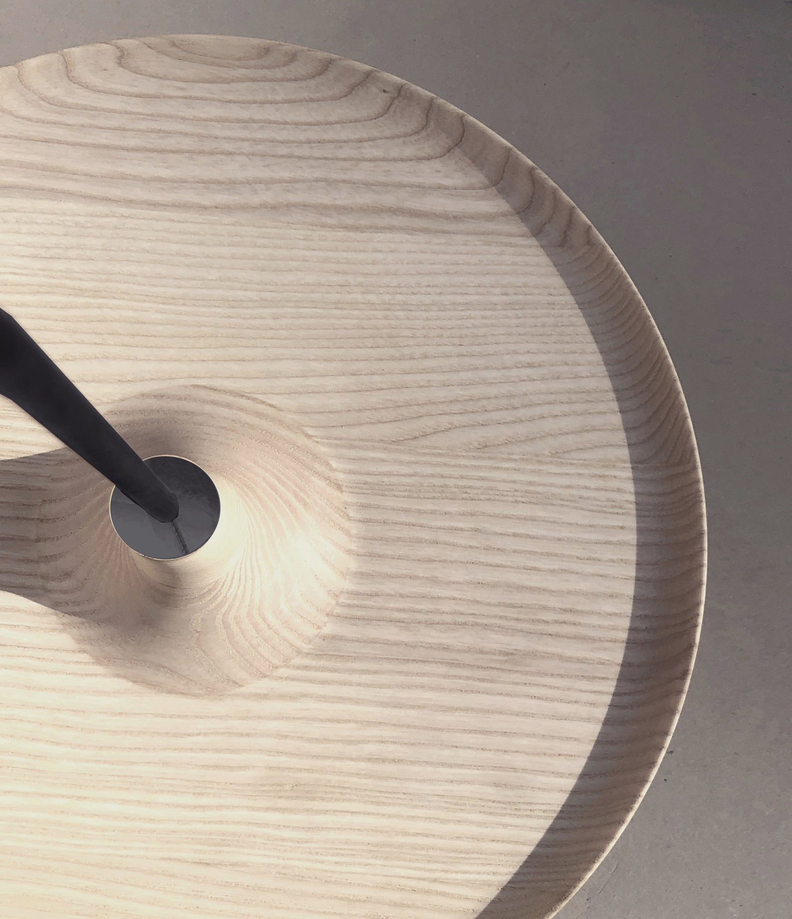 Table suspendue en frêne (taille standard)