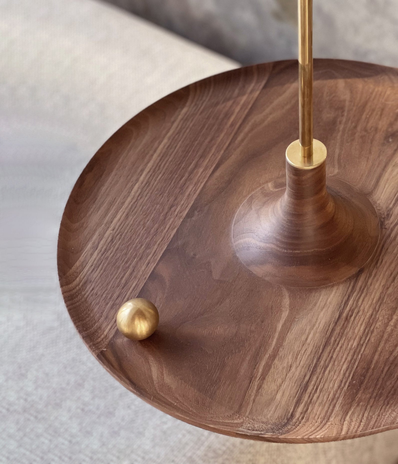Table suspendue en noyer (taille standard)