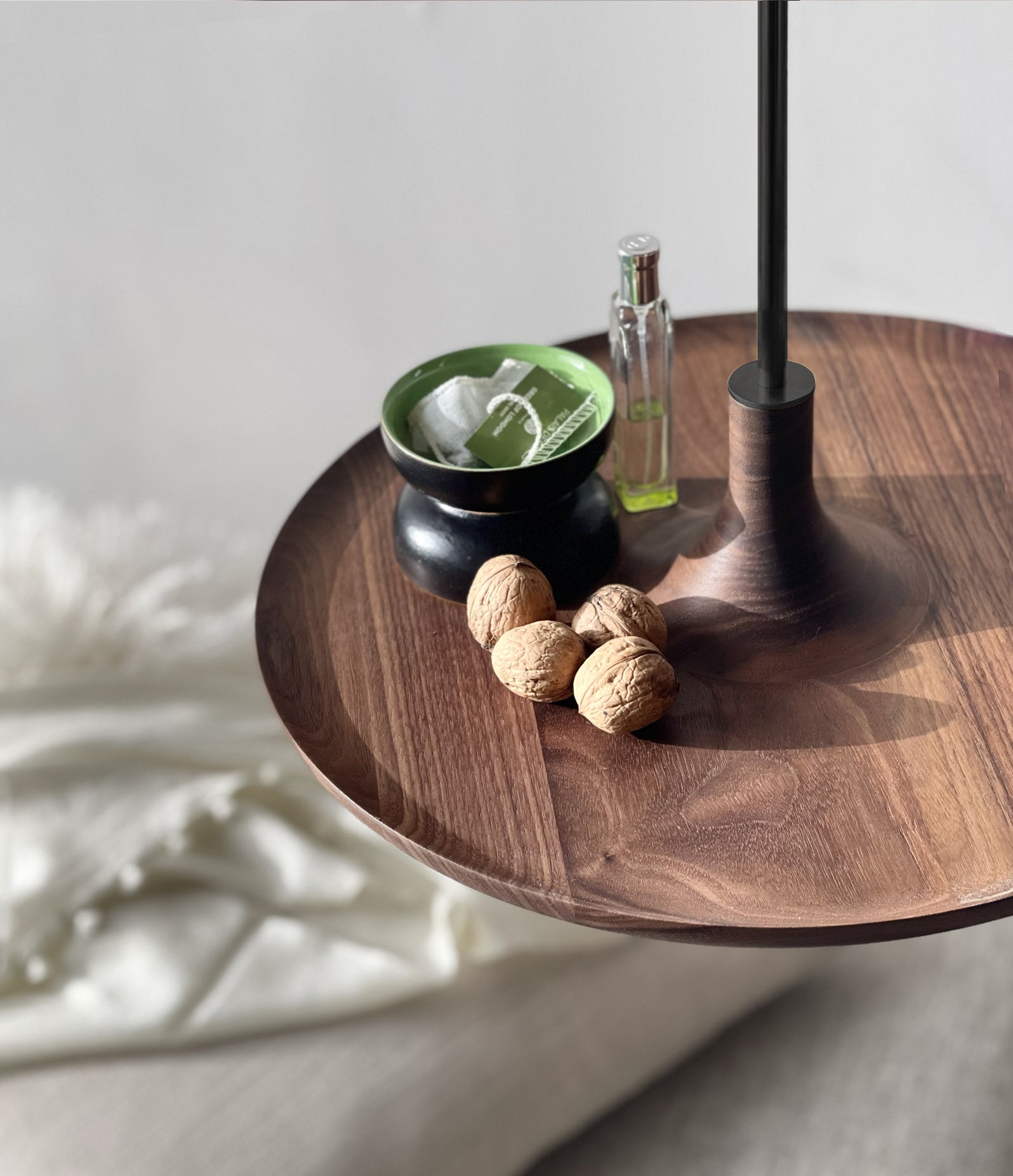 Table suspendue en noyer (taille standard)
