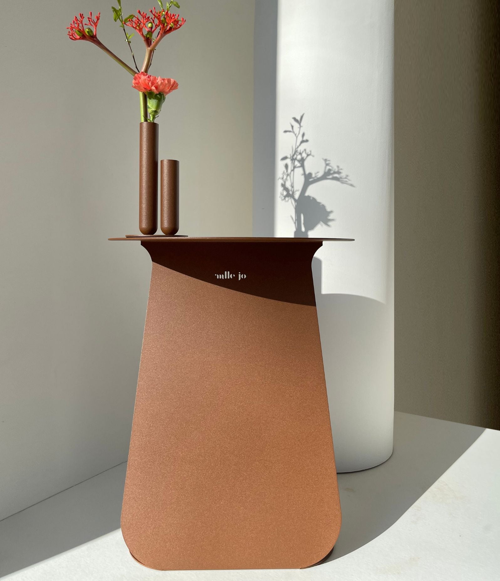 Vases en métal, métal, détail matériau et finition