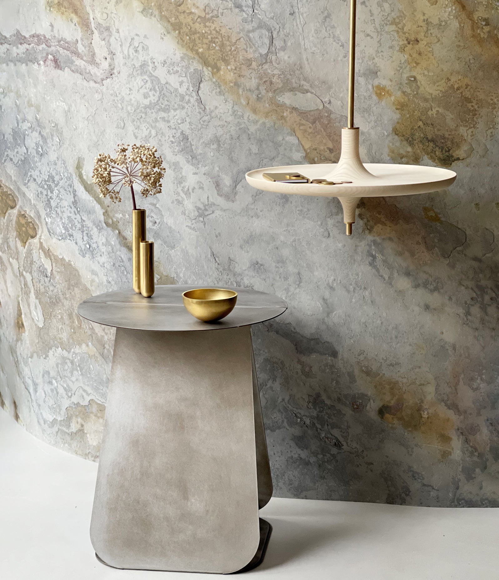 Table suspendue en frêne (taille standard)