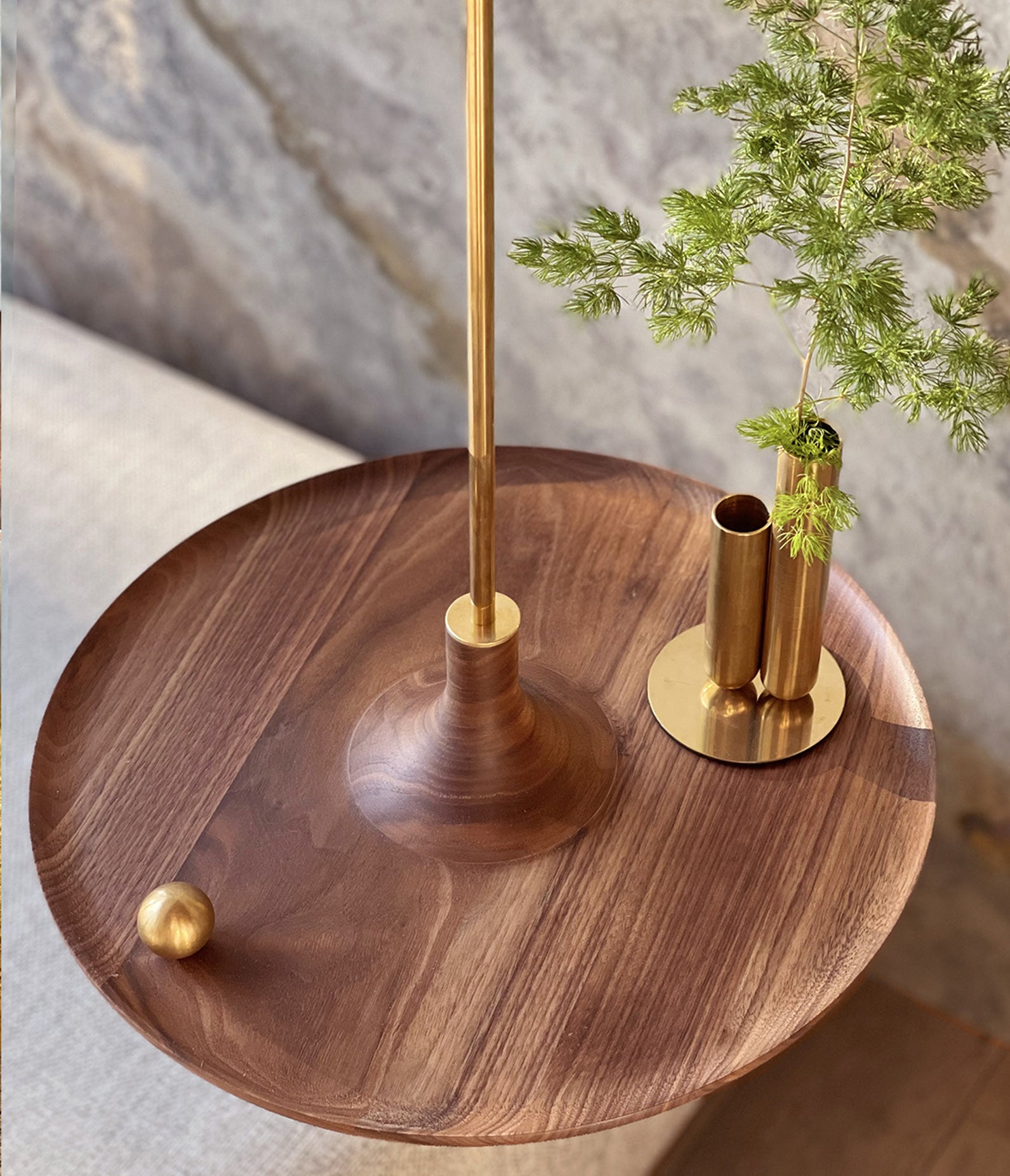 Table suspendue en noyer (taille standard)
