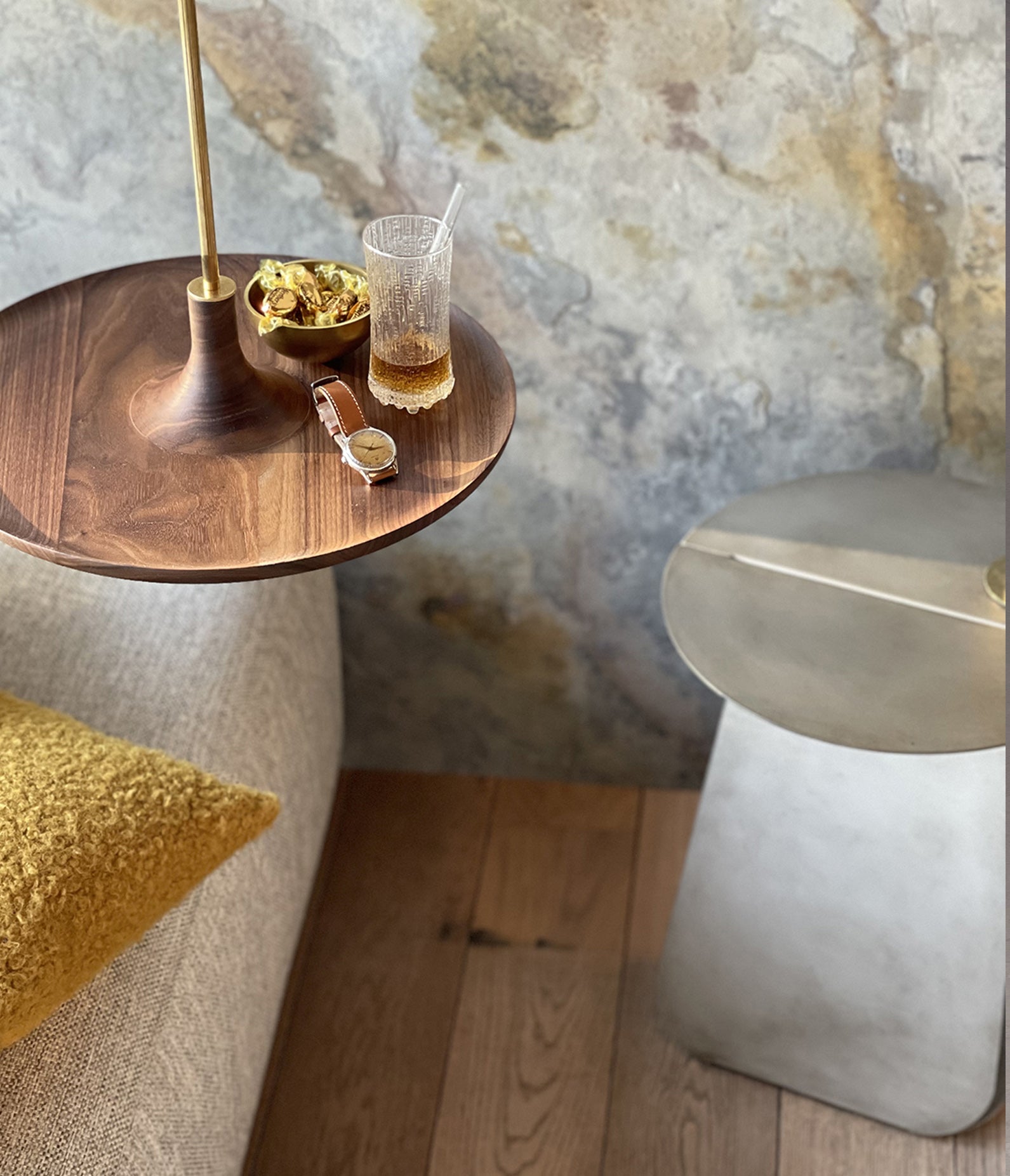 Table suspendue en noyer (taille standard)