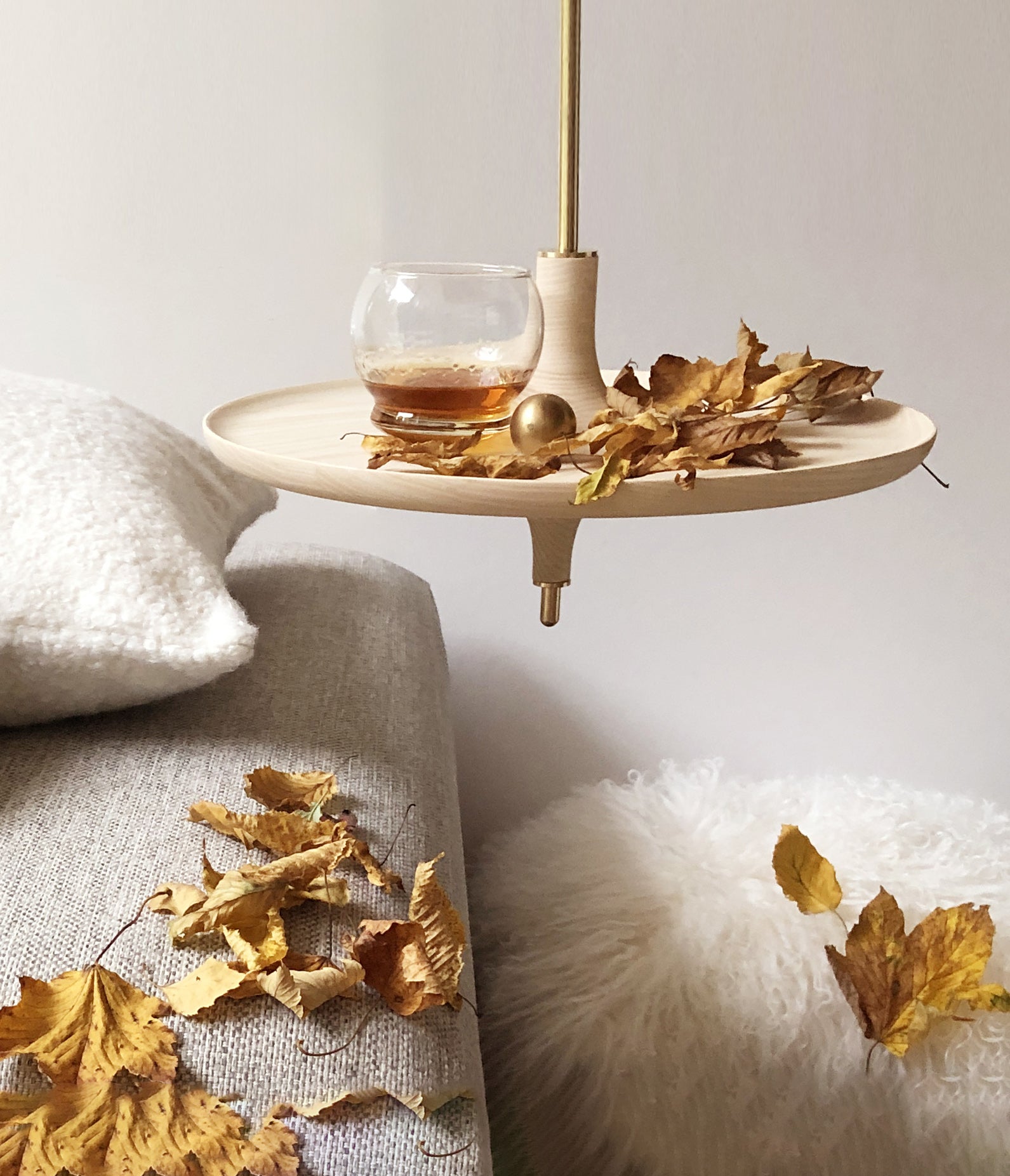 Table suspendue en frêne (taille standard)