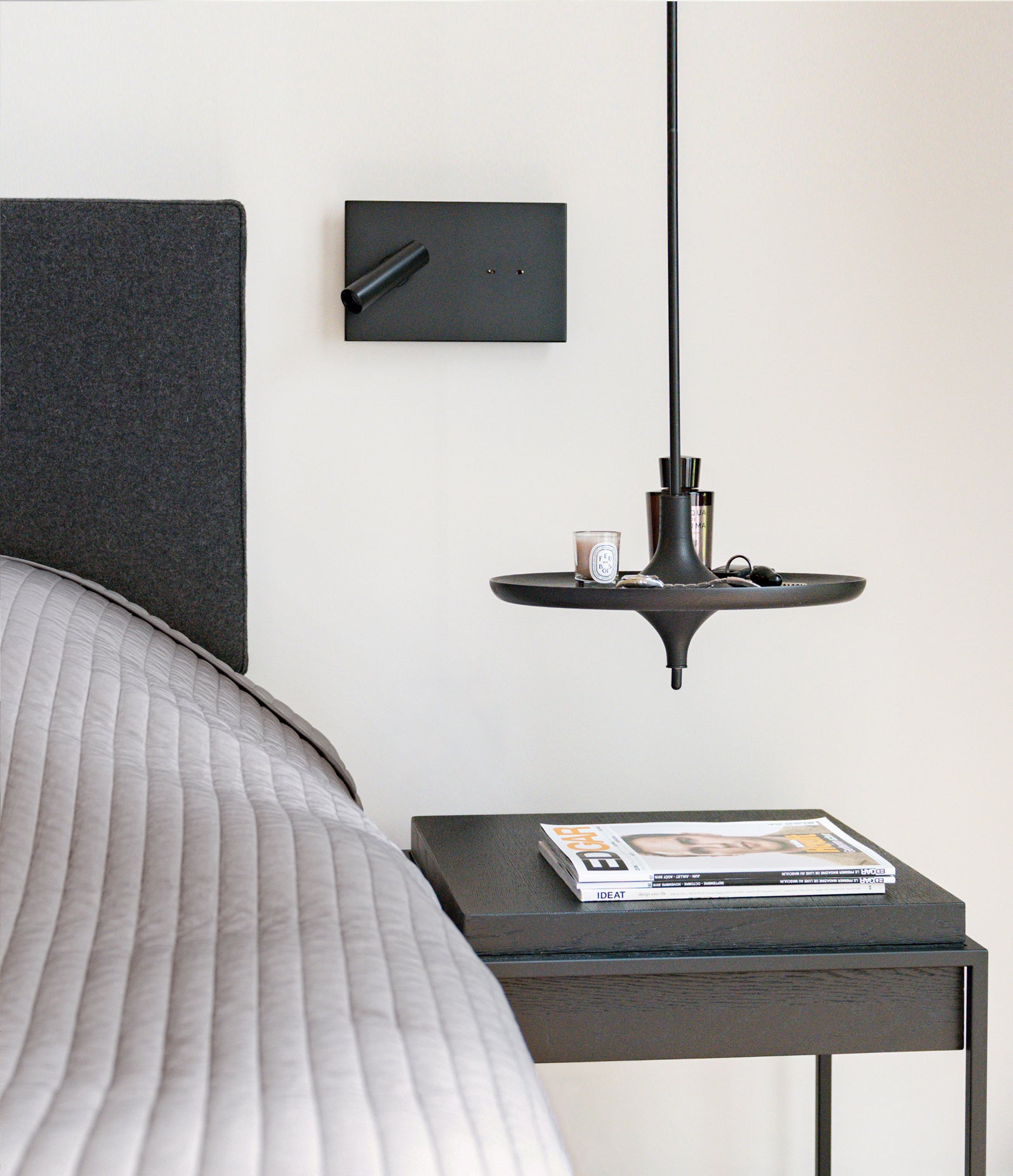 Table suspendue en frêne (taille standard)
