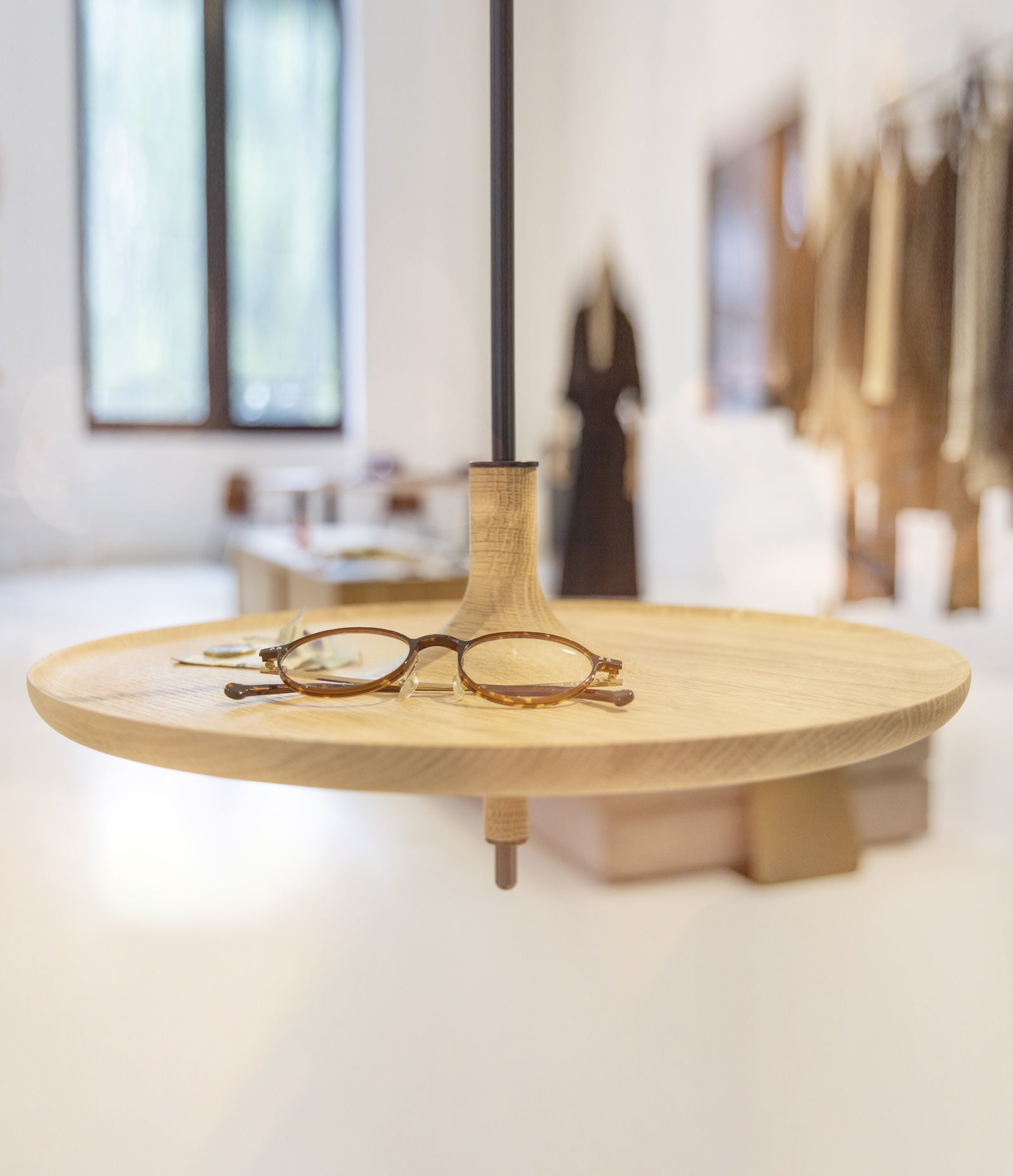 Table suspendue en chêne (taille standard)