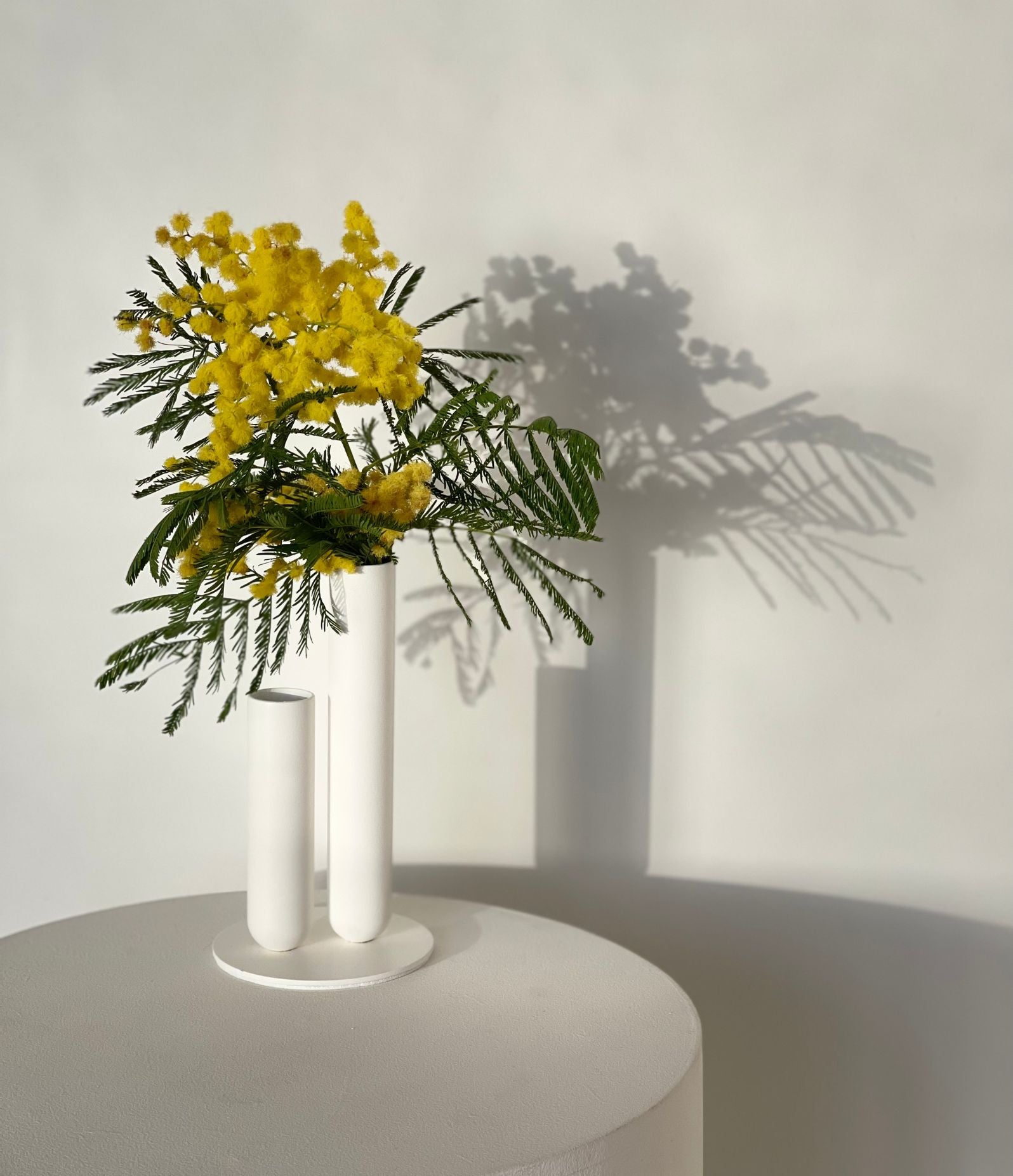Vases en métal, métal, mise en situation dans un intérieur