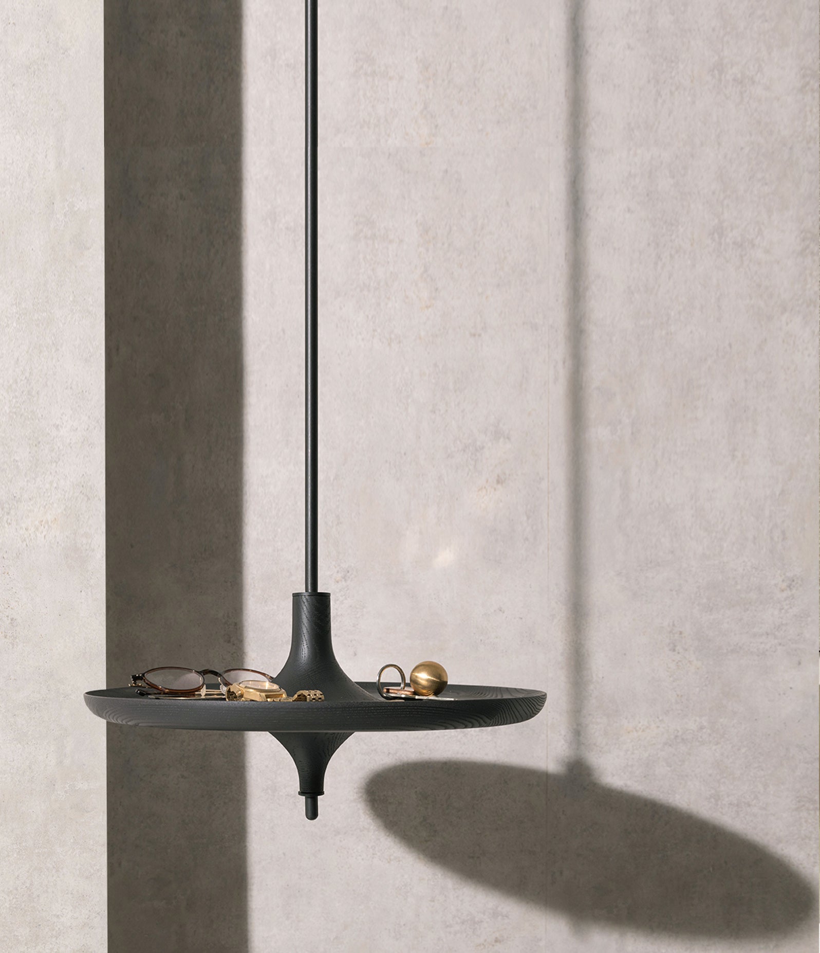 Table suspendue en frêne (taille standard)