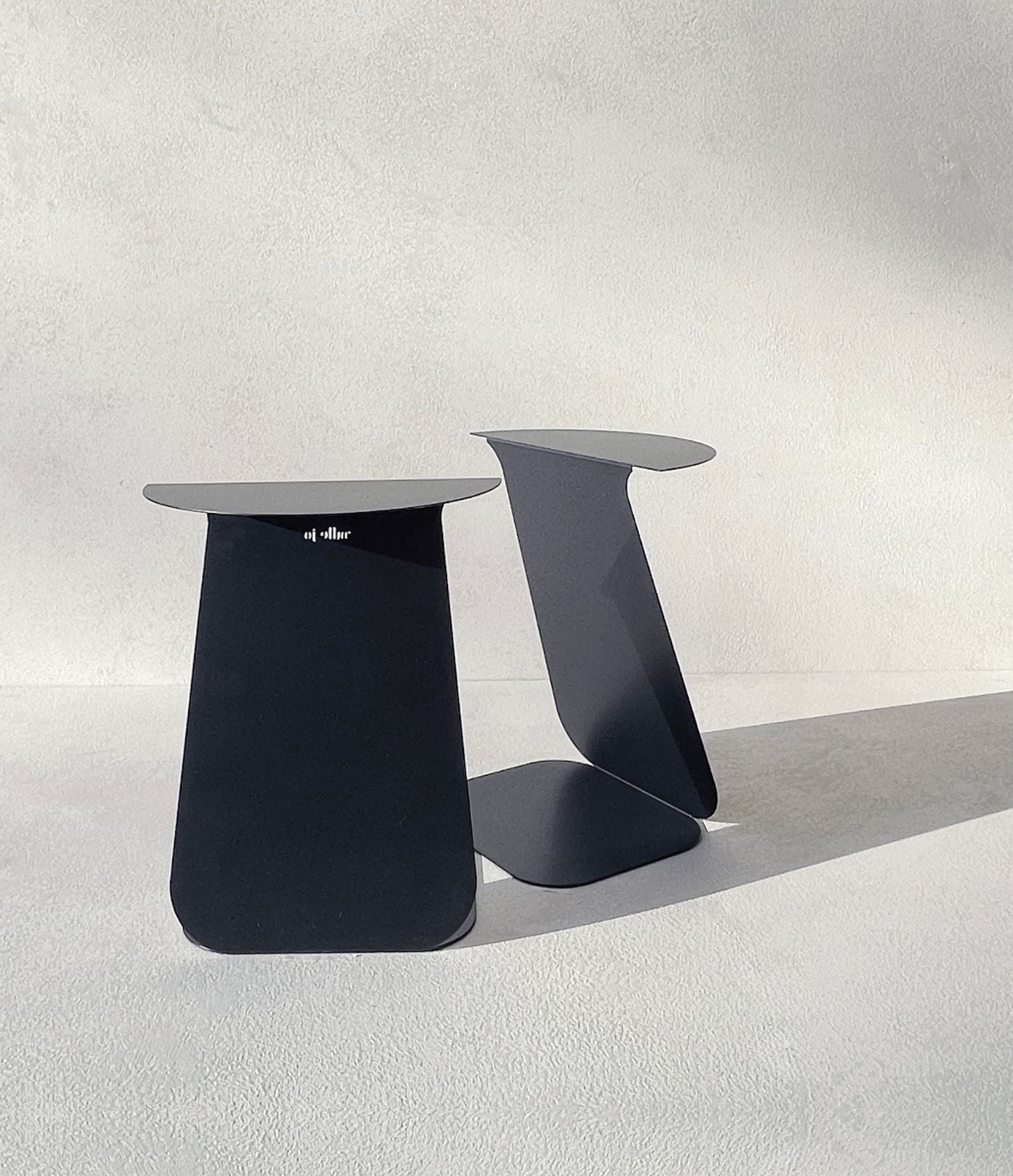 Table d'appoint en métal noir YOUMY dans un salon contemporain