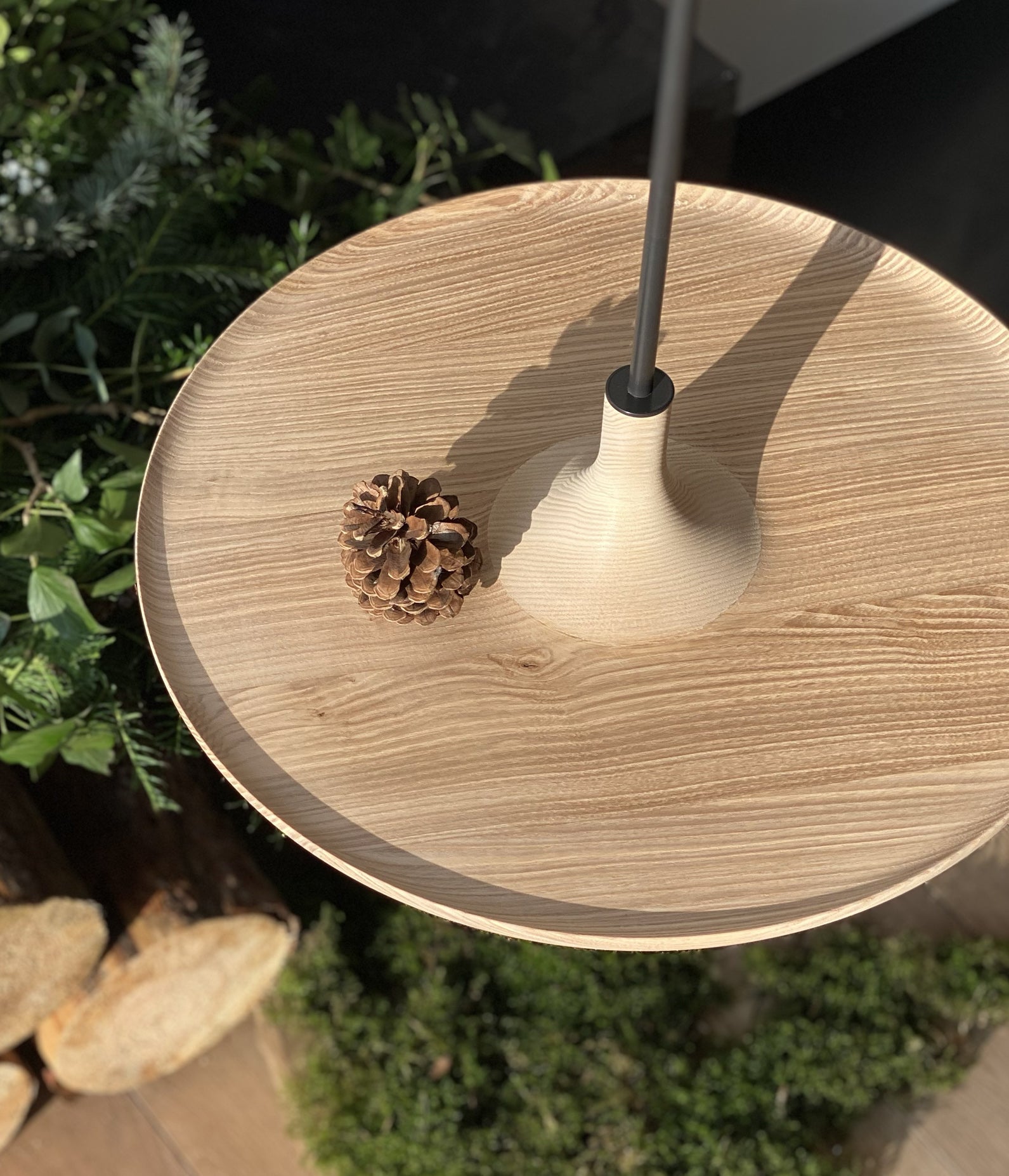 Table suspendue en chêne TOUPY dans un petit espace aménagé